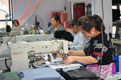 定遠(yuǎn)“謀篇布局”助力扶貧攻堅(jiān)，箱包銷(xiāo)售助10余萬(wàn)人摘“貧困帽”